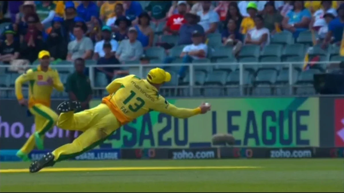 Faf du Plessis takes a stunning catch