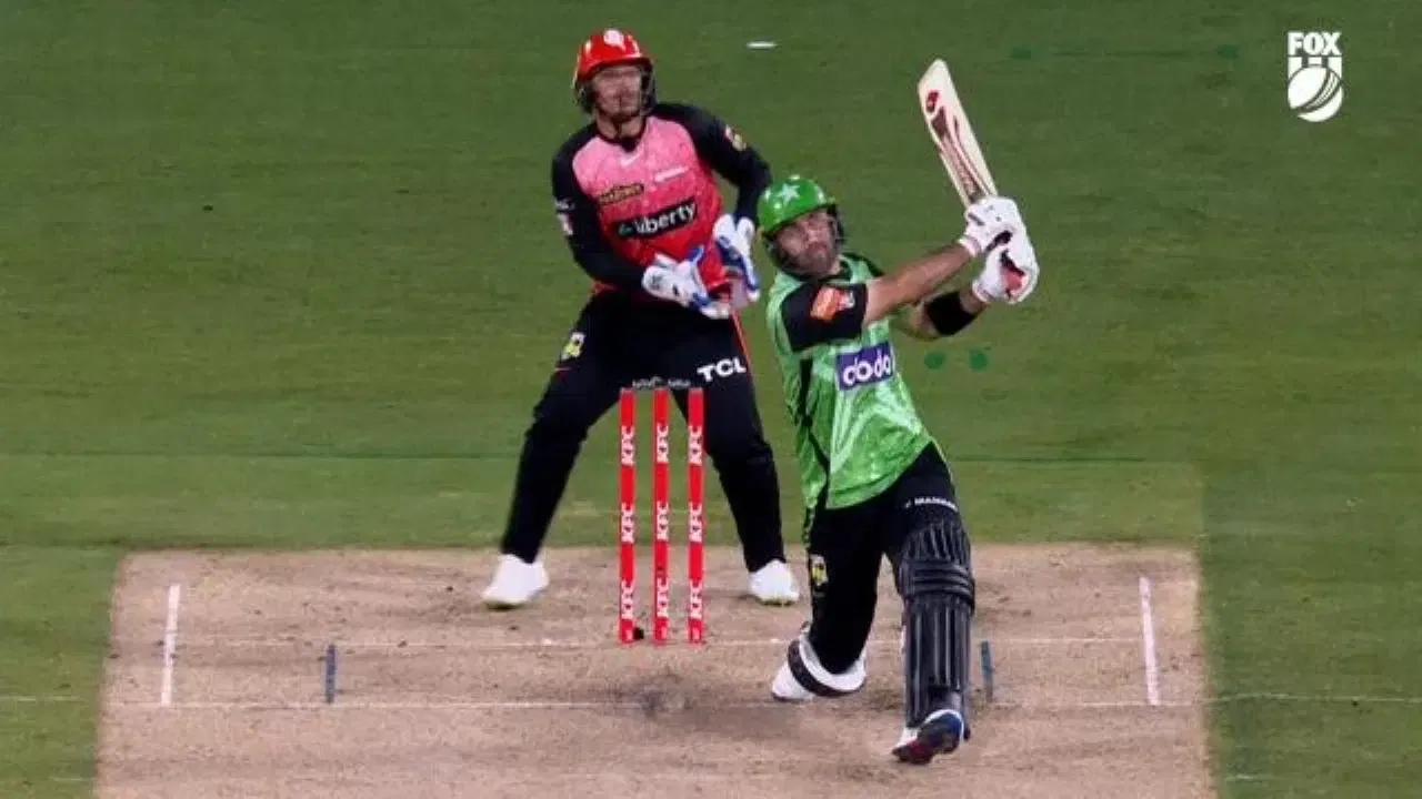 BBL 2023-24: Watch: Glenn Maxwell His Adam Zampa For Three Consecutive Sixes In Melbourne Stars vs Melbourne Renegades BBL Match