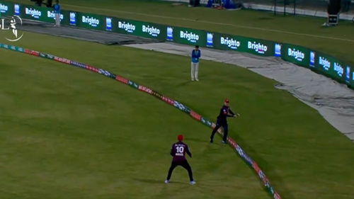 Alex Hales and Jordan Cox relay catch in PSL 2024