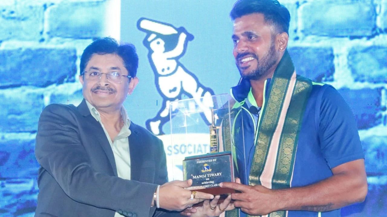 Manoj Tiwary receiving award from CAB