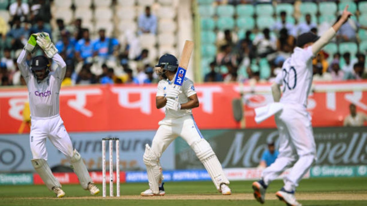Shreyas Iyer dismissed by Tom Hartley