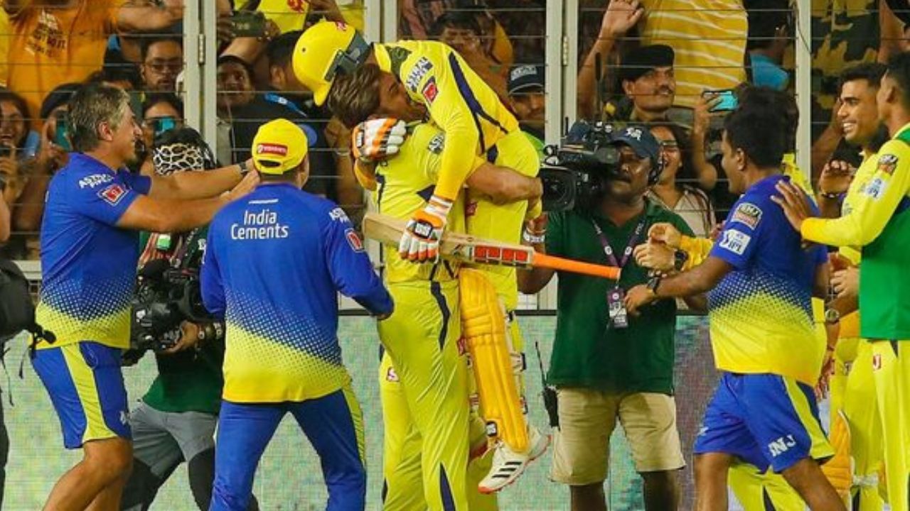 MS Dhoni lifts Ravindra Jadeja