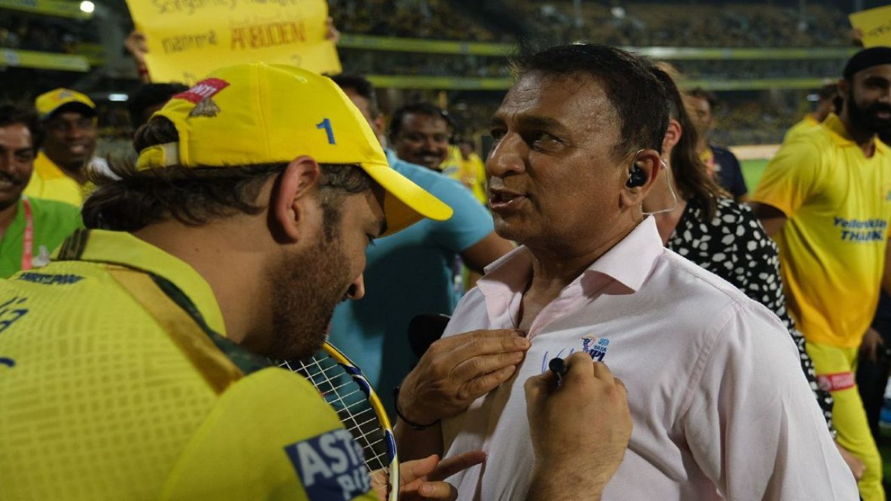 MS Dhoni signs Sunil Gavaskar's shirt