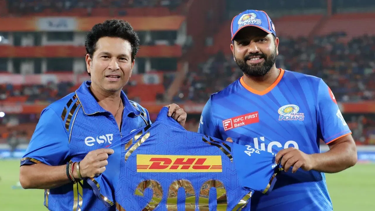 Sachin Tendulkar presents jersey to Rohit Sharma