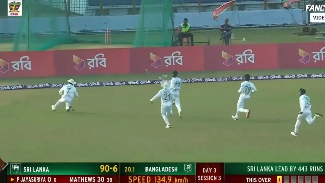 Bangladesh fielders hilarious act